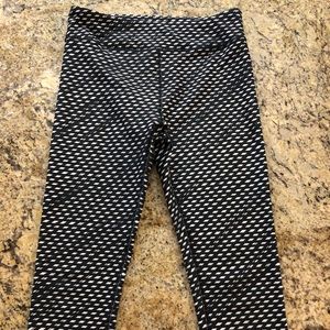 Black/white cropped Under Armour leggings